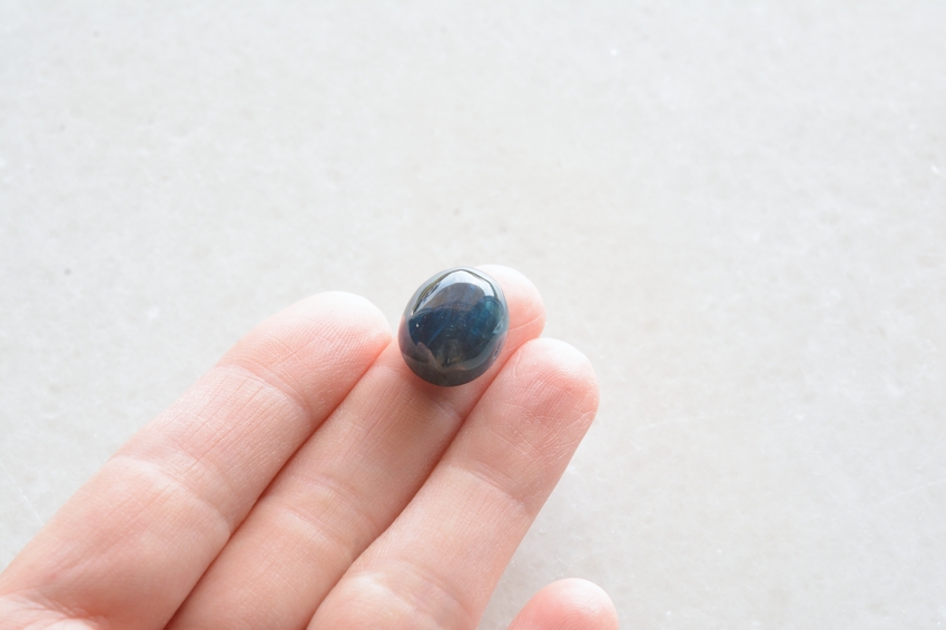 ブルーアパタイト キャッツアイ【8】天然石ルース・カボション（15.5×13mm）