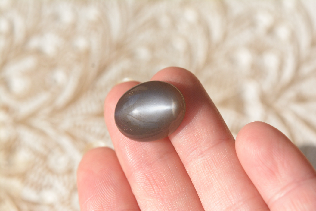ブラックムーンストーン (スター) 【4】天然石ルース・カボション（18.5×14.5mm）
