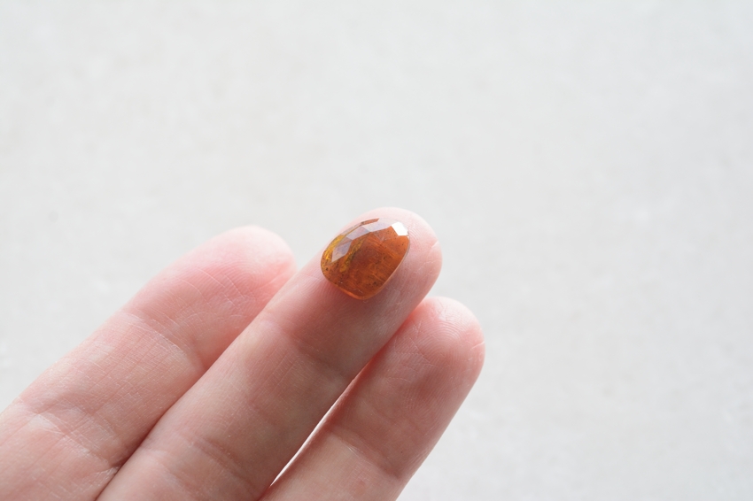 オレンジカイヤナイト【1】天然石ルース・カボション・ローズカット（12×9mm）