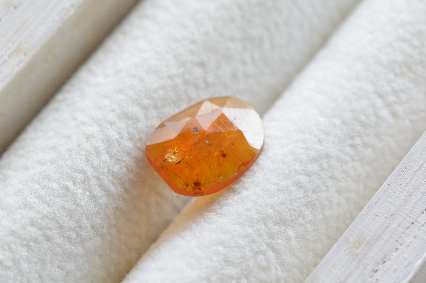 オレンジカイヤナイト【10】天然石ルース・カボション・ローズカット（11×8.5mm）