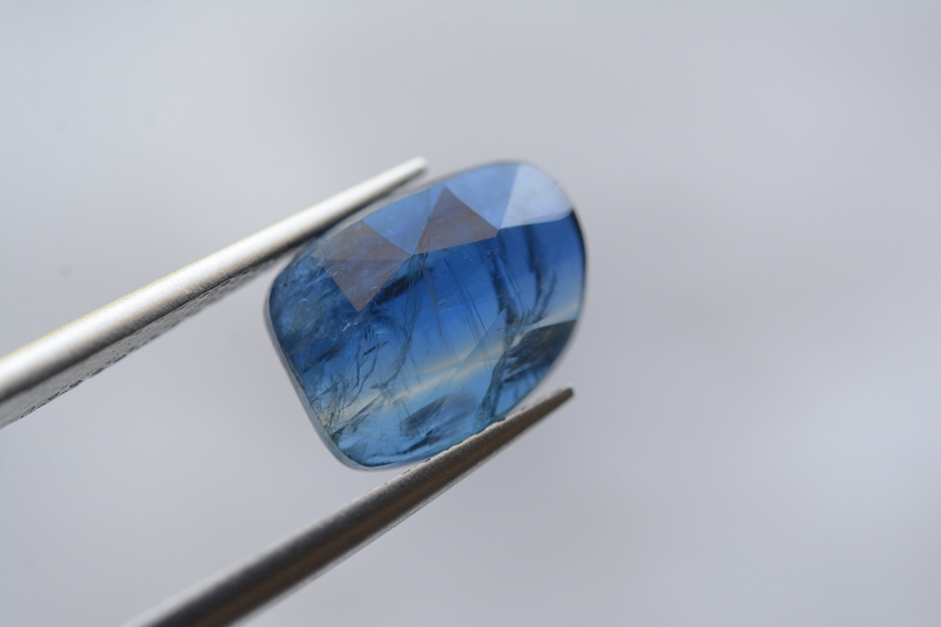 カイヤナイト（ネパール産）【41】　天然石ルース・カボション・ローズカット(11.5×8.5mm）