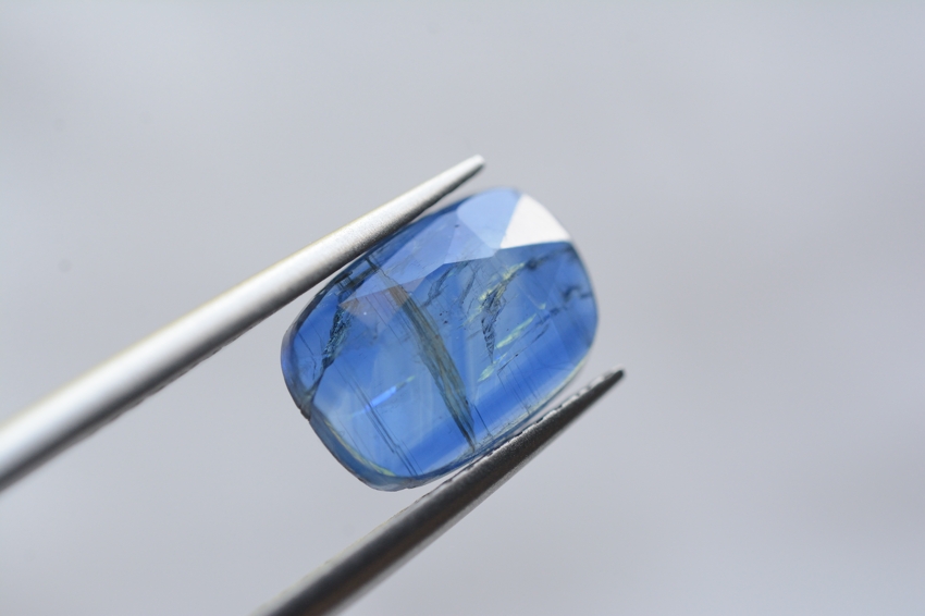 カイヤナイト（ネパール産）【44】　天然石ルース・カボション・ローズカット(11×7.5mm）