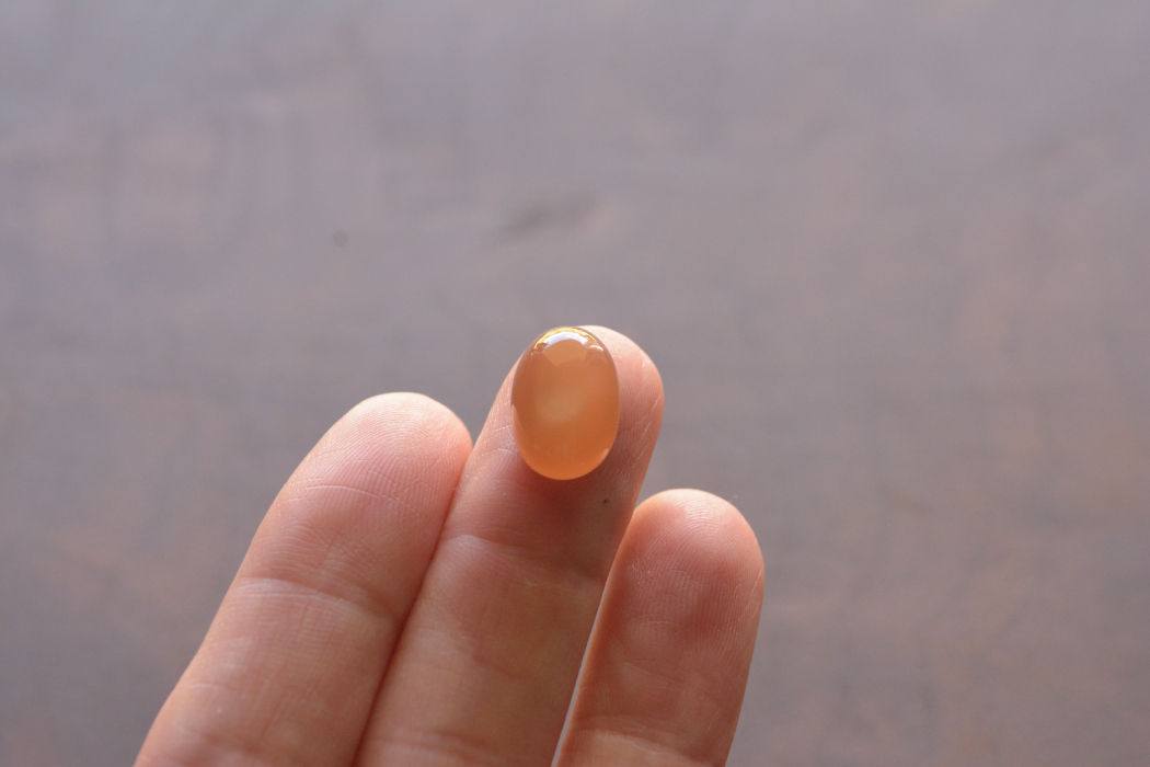 オレンジムーンストーン【1】ルース・カボション（13.5×9mm）