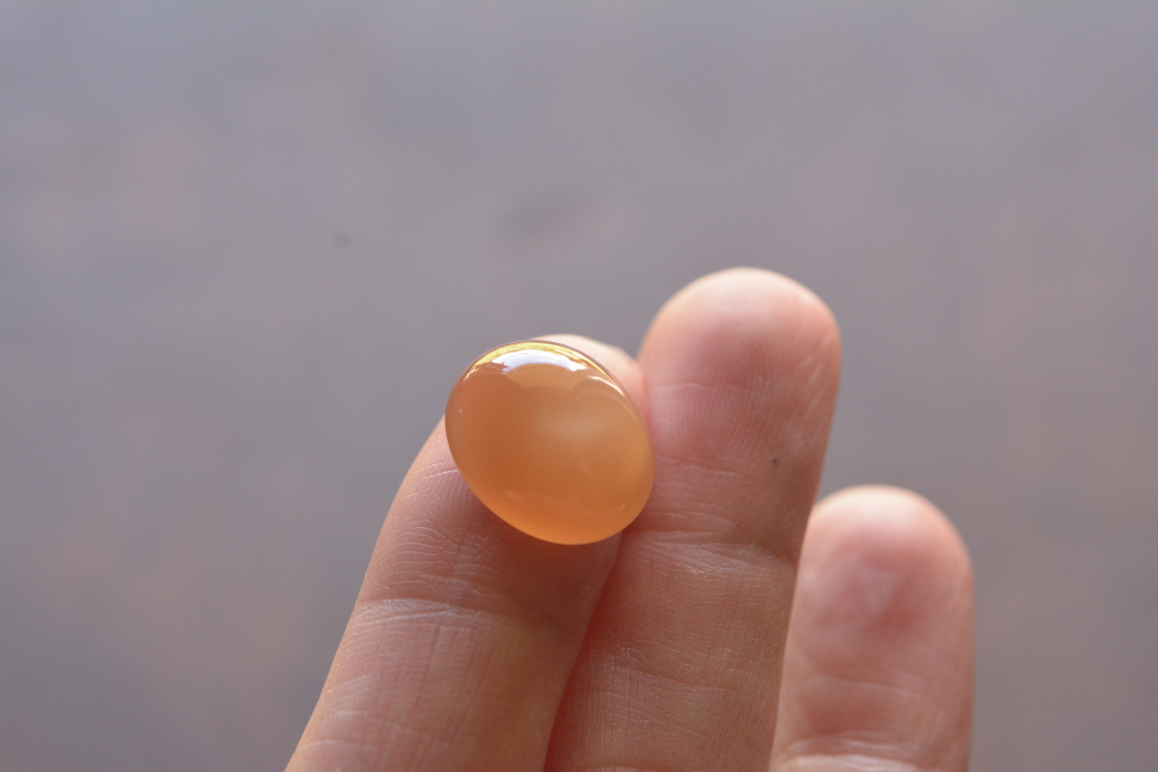 オレンジムーンストーン【2】ルース・カボション（14.5×12mm）