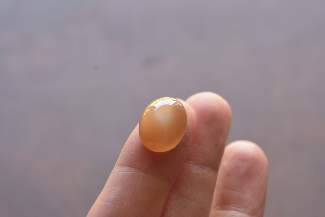 オレンジムーンストーン【4】ルース・カボション（15×11.5mm）