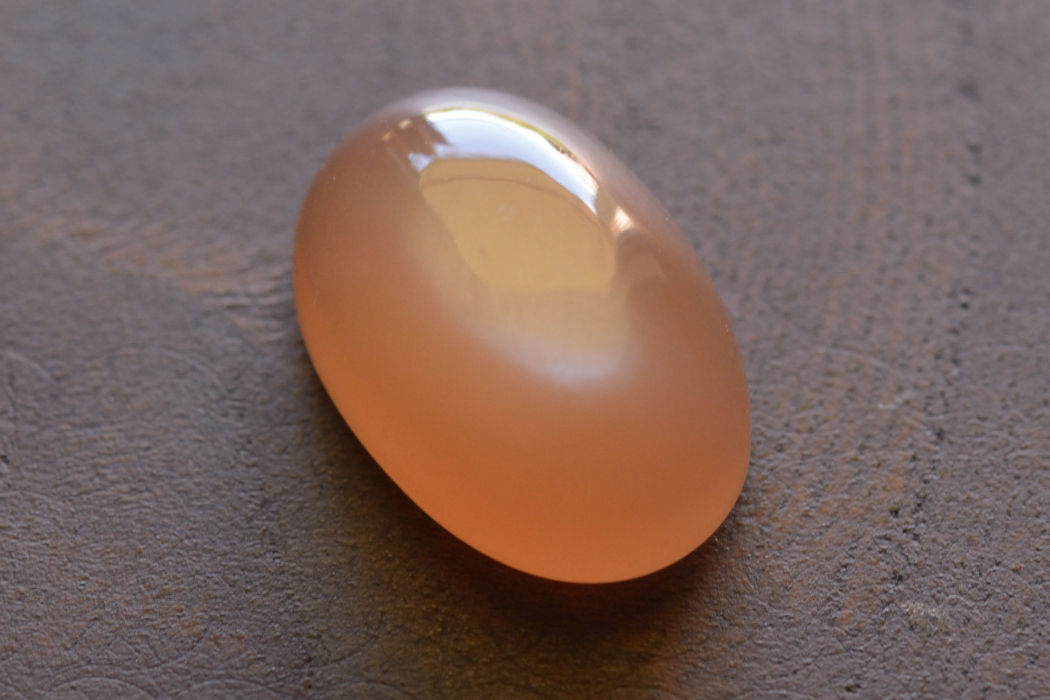 オレンジムーンストーン【5】ルース・カボション（15.5×10.5mm）