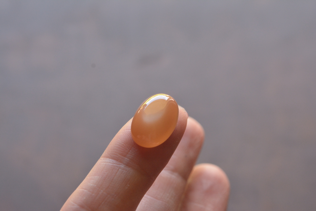 オレンジムーンストーン【5】ルース・カボション（15.5×10.5mm）