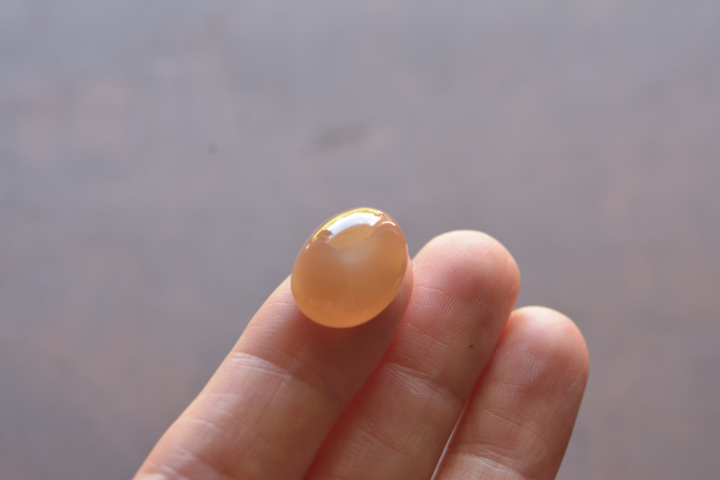 オレンジムーンストーン【6】ルース・カボション（16.5×12.5mm）