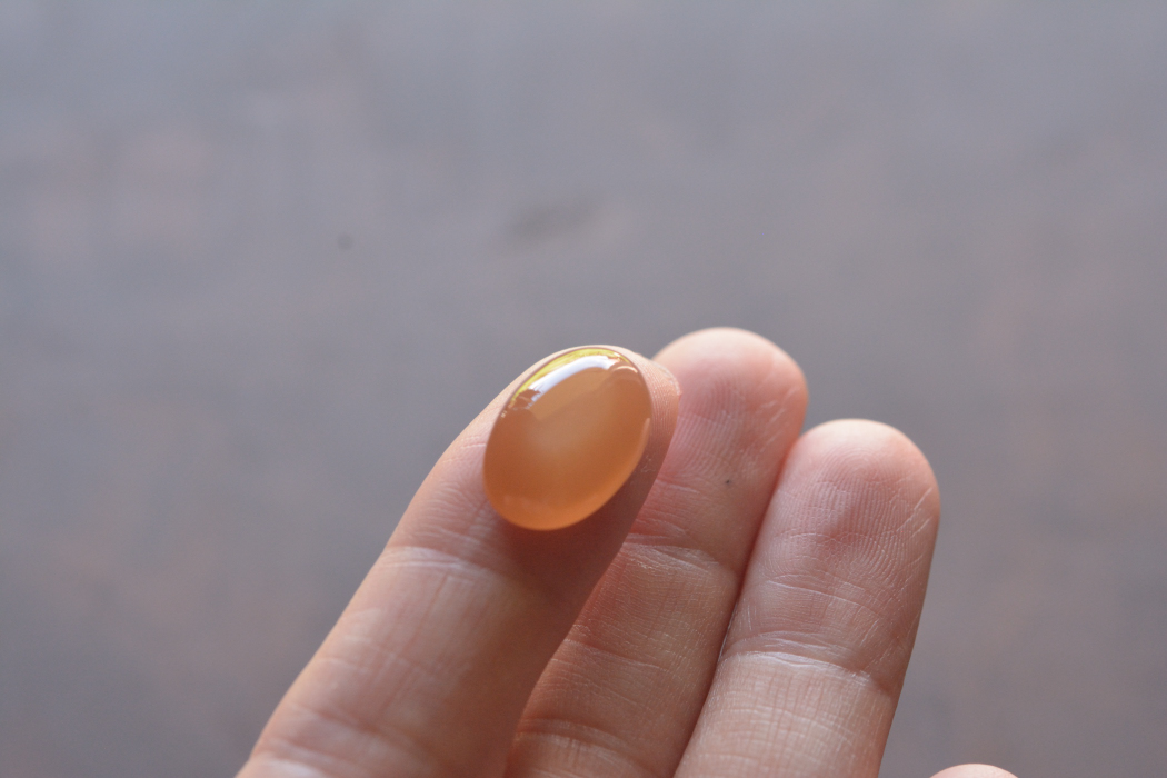 オレンジムーンストーン【8】ルース・カボション（15.5×10.5mm）