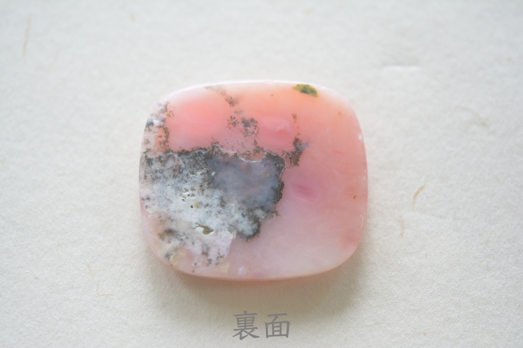 ピンクオパール【31】ルース・カボション（36×32.5mm）