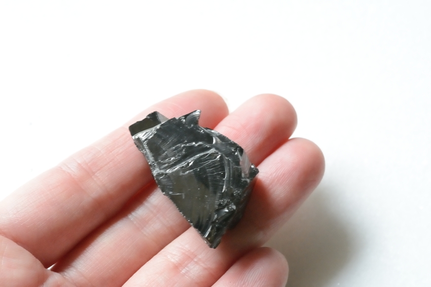 シュンガイト【16】天然石　原石（34×19.5×15.5mm）