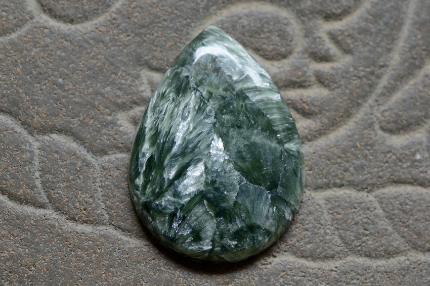セラフィナイト【16】　天然石ルース・カボション（33×24.5mm）