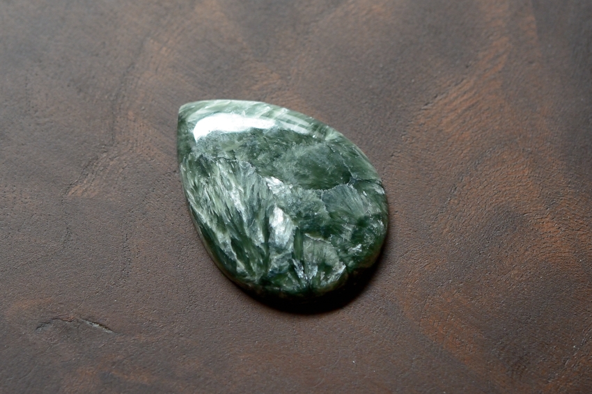 セラフィナイト【16】　天然石ルース・カボション（33×24.5mm）