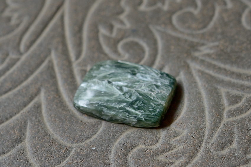 セラフィナイト【20】　天然石ルース・カボション（28×21.5mm）